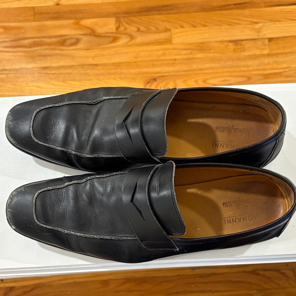 Magnanni Black Leather Slip-On Loafers